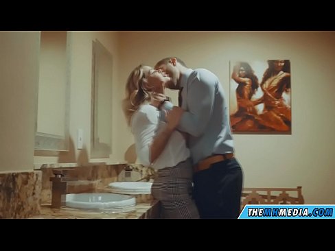 ❤️ Gava ku blondeyek busty we di nav hewşek gelemperî de dixapîne Derb li me ku.3dhentaix.ru ❌️